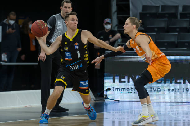 争冠的悬念 争冠的悬念