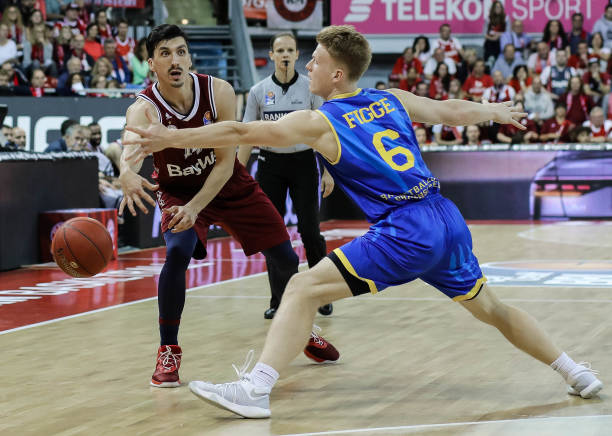 赛场上擦出 赛场上擦出